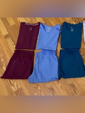 SPIRIT SCRUBS set bundle of 3 women’s Medium Top , small petite joggers pants